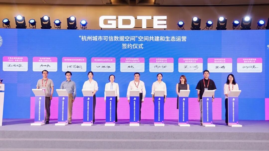 合律曼首席技术专家刘羽晨（右一）出席签约仪式